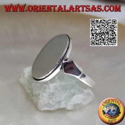 Glatter Silberring mit flacher ovaler Platte und gestreifter Kante