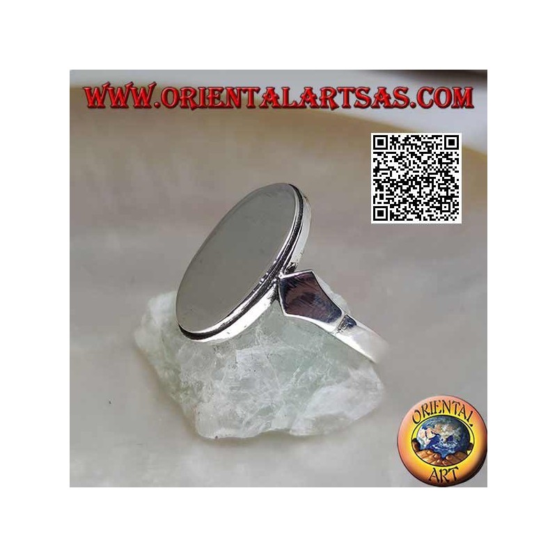 Bague en argent lisse avec plaque ovale plate et bord rayé