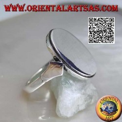 Anillo de plata lisa con placa ovalada plana y borde rayado