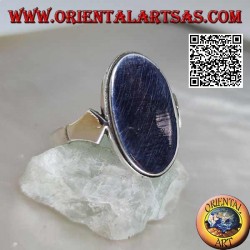 Glatter Silberring mit flacher ovaler Platte und gestreifter Kante