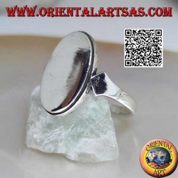 Bague en argent lisse avec plaque ovale plate et bord rayé