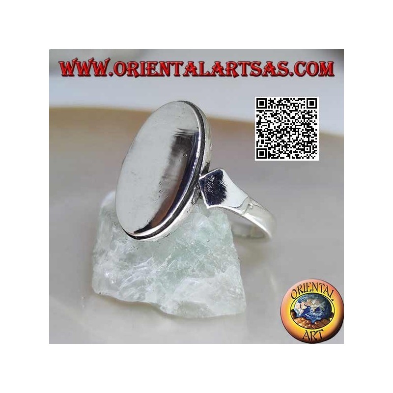 Anillo de plata lisa con placa ovalada plana y borde rayado
