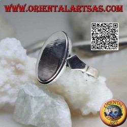 Anillo de plata lisa con placa ovalada plana y borde rayado