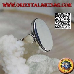 Glatter Silberring mit flacher ovaler Platte und gestreifter Kante