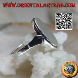 Glatter Silberring mit flacher ovaler Platte und gestreifter Kante