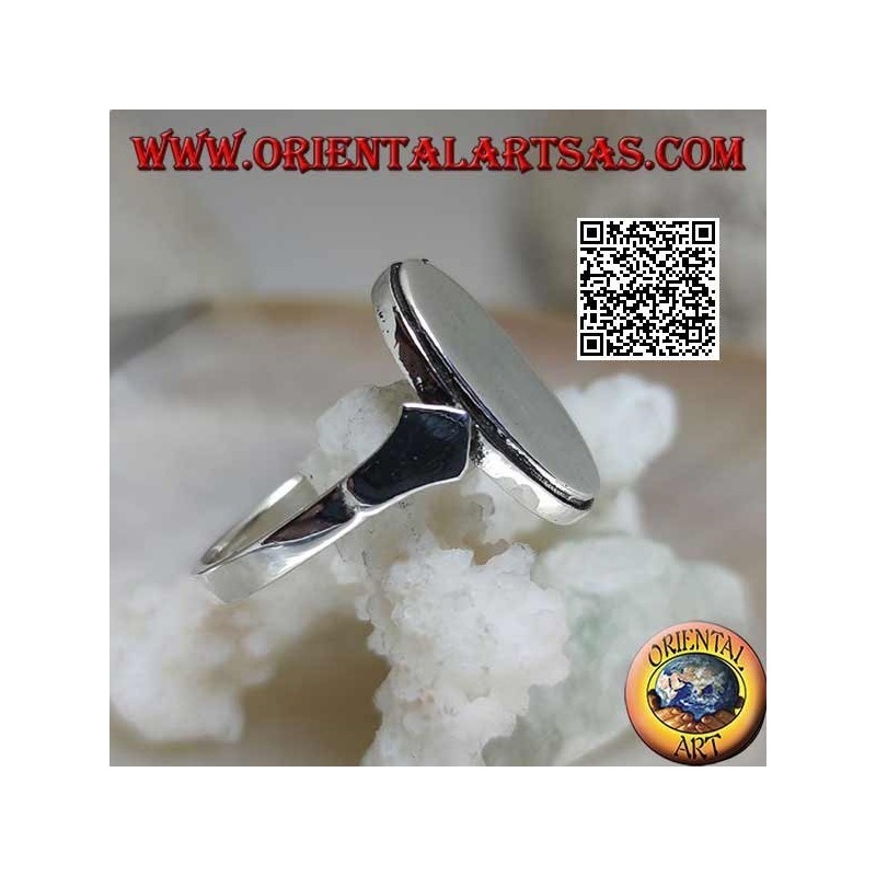 Glatter Silberring mit flacher ovaler Platte und gestreifter Kante