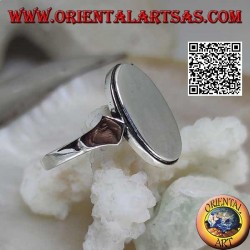 Smooth silver ring with flat oval plate and striped edge