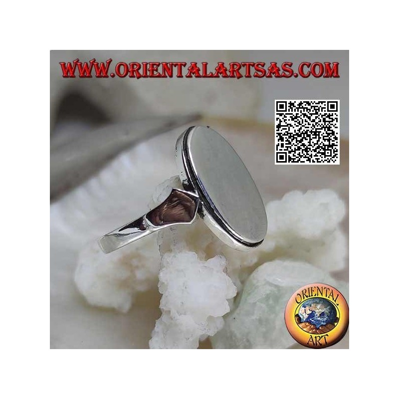 Anello in argento liscio con piastra ovale piatta e bordo rigato