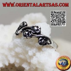 Bague en argent avec des paires de petites fleurs sur une ligne ondulée