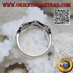 Bague en argent avec des paires de petites fleurs sur une ligne ondulée