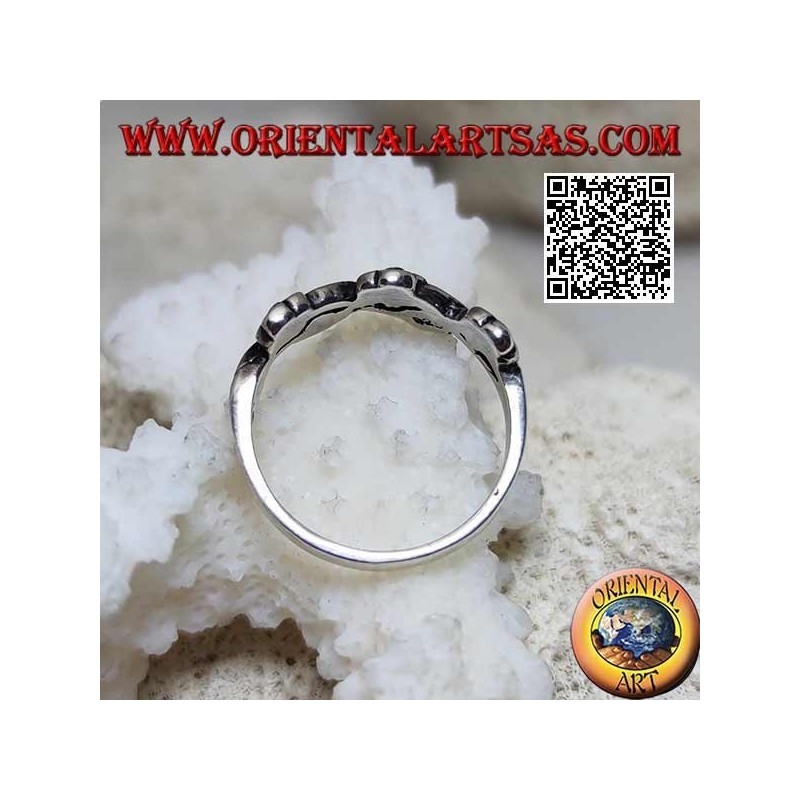 Anello in argento con coppie di fiorellini su una linea ondulata