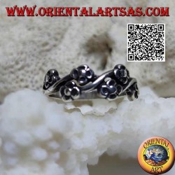 Bague en argent avec des paires de petites fleurs sur une ligne ondulée