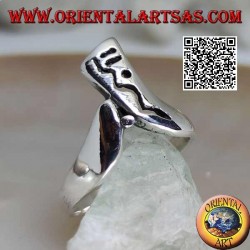 Anillo de plata en forma de boomerang con decoración calada