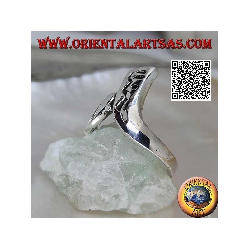 Anillo de plata en forma de boomerang con decoración calada