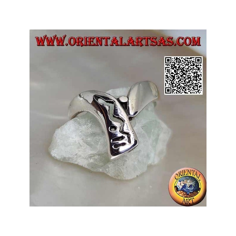 Anillo de plata en forma de boomerang con decoración calada