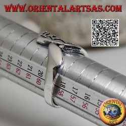 Anillo de plata en forma de boomerang con decoración calada