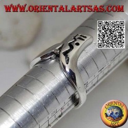 Anillo de plata en forma de boomerang con decoración calada