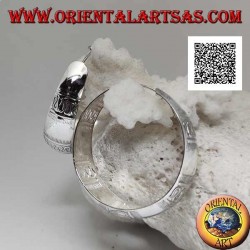 Orecchini in argento a cerchio largo bombato cesellato con linee dritte e ondulate da 40 mm. (non ossidato)