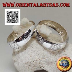 Pendientes de plata con un gran círculo convexo cincelado con líneas rectas y onduladas de 40 mm. (no oxidado)