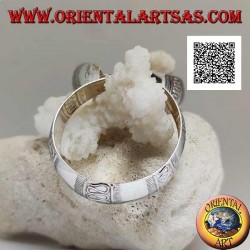 Pendientes de plata con un gran círculo convexo cincelado con líneas rectas y onduladas de 40 mm. (no oxidado)