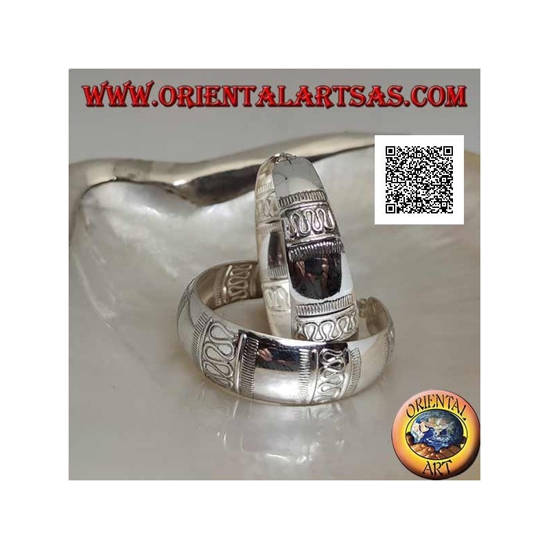 Pendientes de plata con un gran círculo convexo cincelado con líneas rectas y onduladas de 40 mm. (no oxidado)