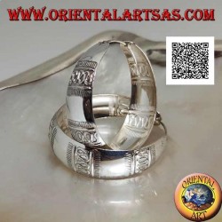 Pendientes de plata con un gran círculo convexo cincelado con líneas rectas y onduladas de 40 mm. (no oxidado)