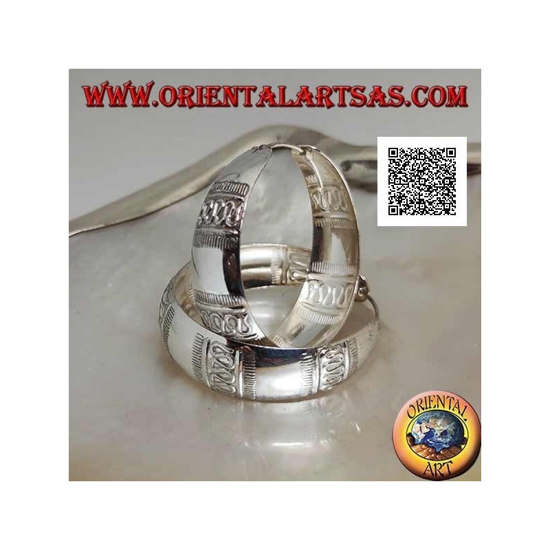 Pendientes de plata con un gran círculo convexo cincelado con líneas rectas y onduladas de 40 mm. (no oxidado)
