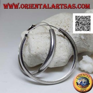 Boucles d'oreilles en argent avec un grand cercle convexe avec des lignes brisées gravées de 50 mm