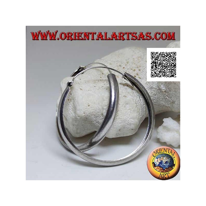 Boucles d'oreilles en argent avec un grand cercle convexe avec des lignes brisées gravées de 50 mm