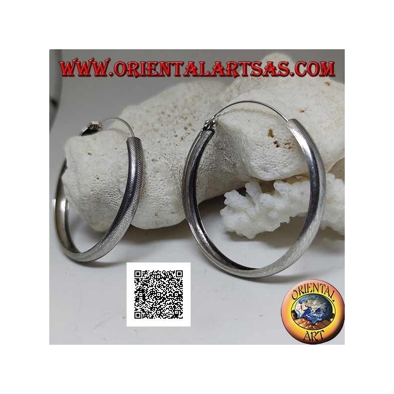 Boucles d'oreilles en argent avec un grand cercle convexe avec des lignes brisées gravées de 50 mm