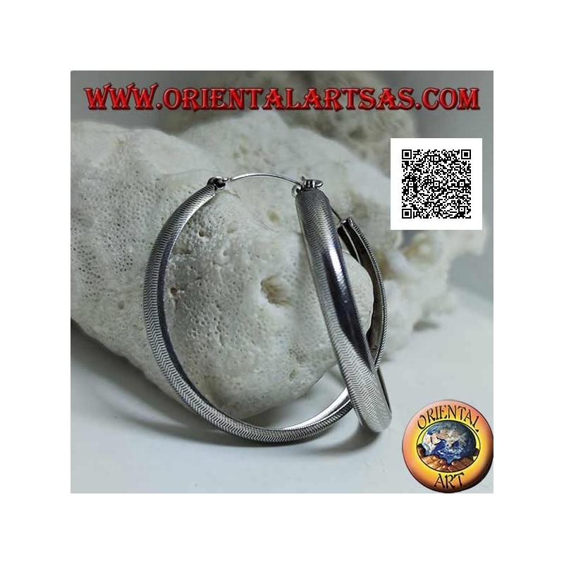 Boucles d'oreilles en argent avec un grand cercle convexe avec des lignes brisées gravées de 50 mm