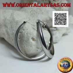 Boucles d'oreilles en argent avec un grand cercle convexe avec des lignes brisées gravées de 50 mm