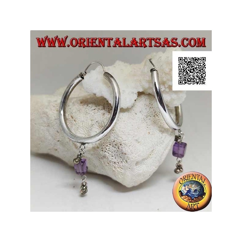 Dicke glatte kreisförmige silberne Ohrringe mit einem Amethystwürfelanhänger und Kugeln