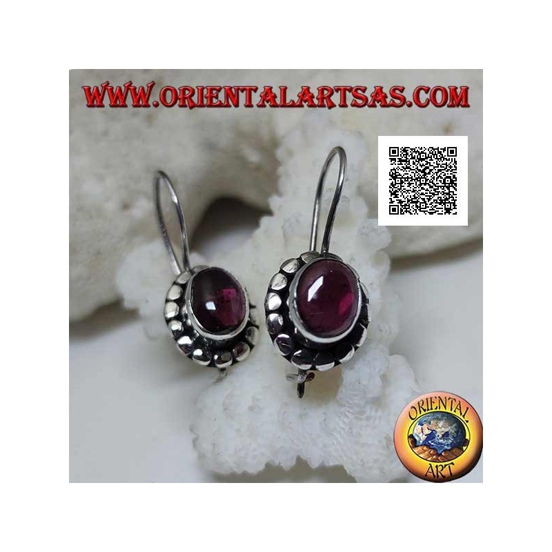 Boucles d'oreilles en argent avec cabochon ovale grenat naturel entouré de disques avec clous argentés