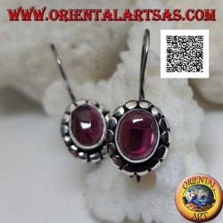 Boucles d'oreilles en argent avec cabochon ovale grenat naturel entouré de disques avec clous argentés
