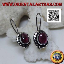Pendientes de plata con granate natural cabujón ovalado rodeado de discos con tachuelas de plata