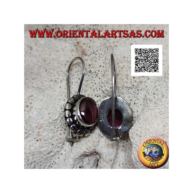 Orecchini in argento con granato naturale ovale cabochon contornato da dischetti a borchie d'argento