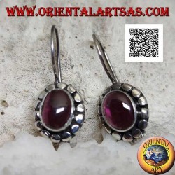 Silberohrringe mit ovalem Cabochon-Naturgranat, umgeben von Scheiben mit silbernen Nieten