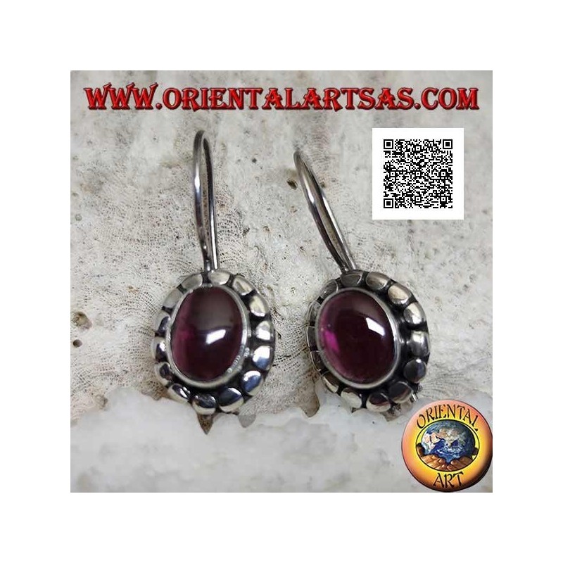 Pendientes de plata con granate natural cabujón ovalado rodeado de discos con tachuelas de plata