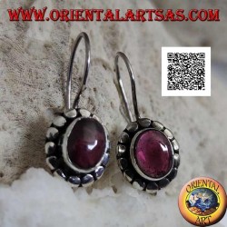Boucles d'oreilles en argent avec cabochon ovale grenat naturel entouré de disques avec clous argentés