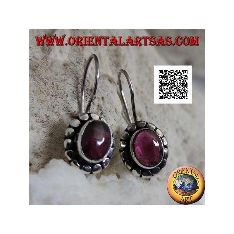 Boucles d'oreilles en argent avec cabochon ovale grenat naturel entouré de disques avec clous argentés