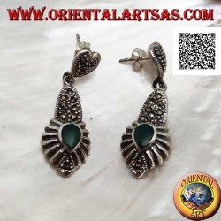 Pendientes de plata con una placa tachonada con colgante de marcasita y una gota invertida de ágata verde