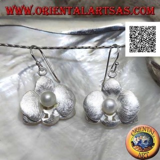 Boucles d'oreilles en argent en forme de 2 trèfles en satin superposés avec une perle blanche centrale
