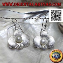 Orecchini in argento a forma di 2 trifogli sovrapposti satinati con perla bianca centrale