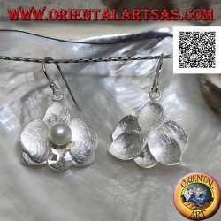 Pendientes de plata en forma de 2 tréboles de raso superpuestos con una perla blanca central