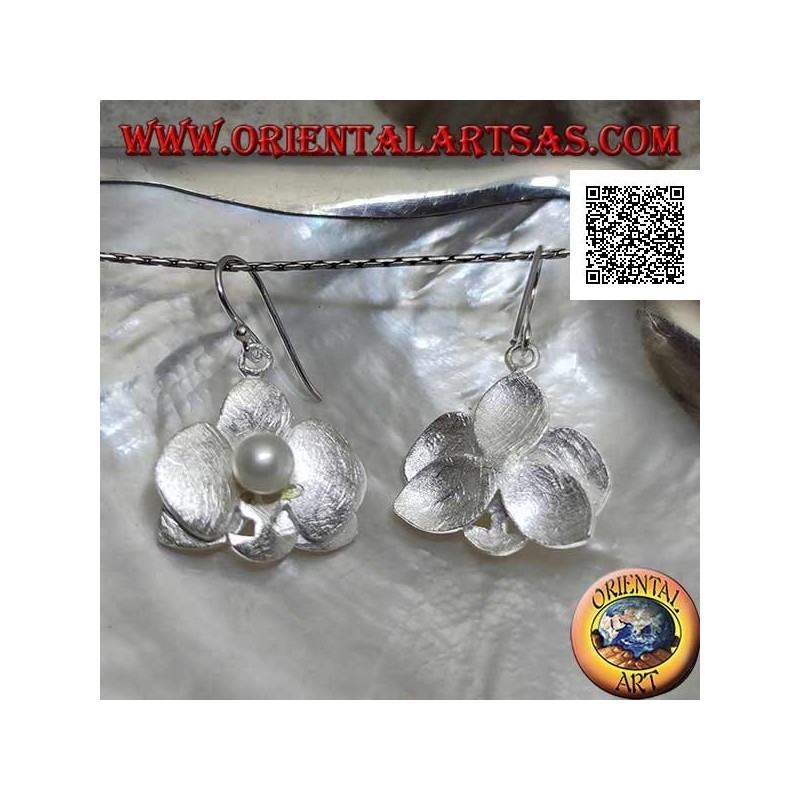 Orecchini in argento a forma di 2 trifogli sovrapposti satinati con perla bianca centrale