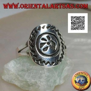Anillo de plata con huella de animal estilizada grabada y contorno en zig-zag sobre placa ovalada