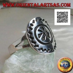 Anillo de plata con huella de animal estilizada grabada y contorno en zig-zag sobre placa ovalada