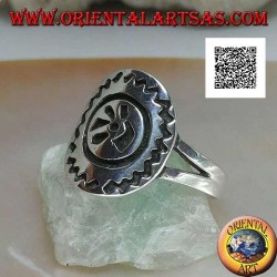Anillo de plata con huella de animal estilizada grabada y contorno en zig-zag sobre placa ovalada