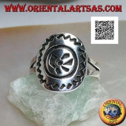 Anillo de plata con huella de animal estilizada grabada y contorno en zig-zag sobre placa ovalada